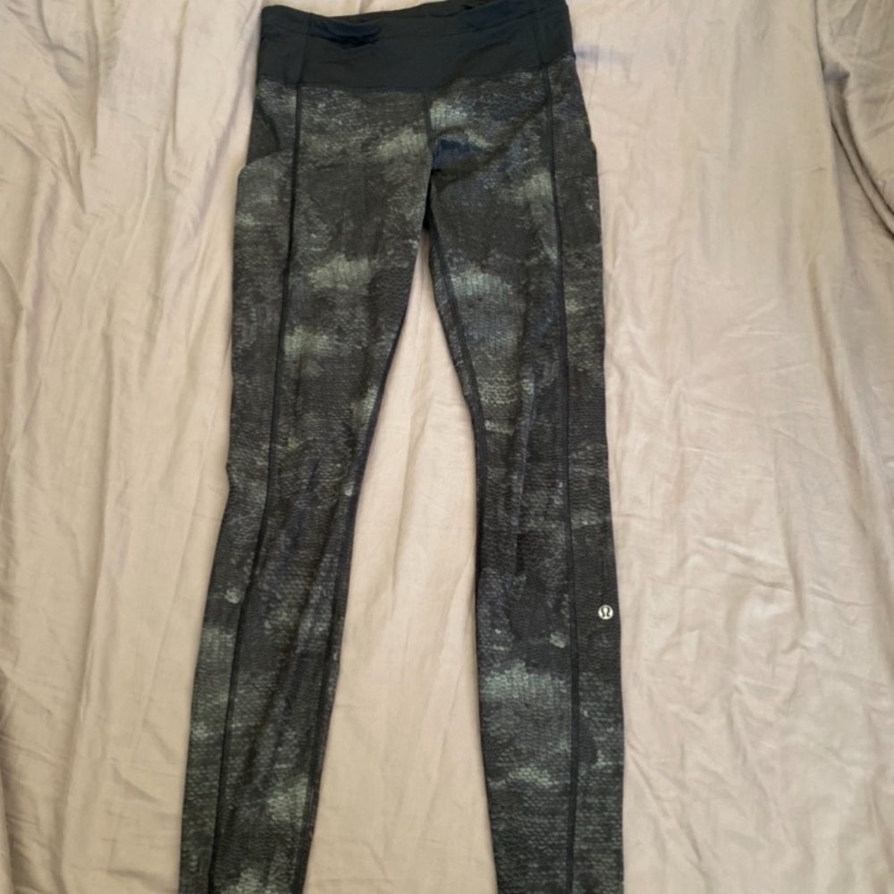 Lululemon leggings size 6